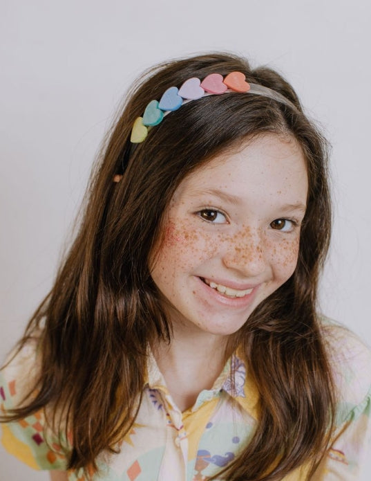 Diadema con corazones perlados, rojos y rosados, lirios y rosas