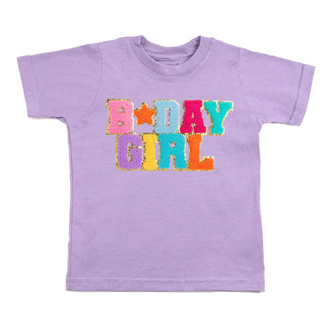 Camiseta de manga corta con parche de Sweet Wink Birthday Girl - Lavanda