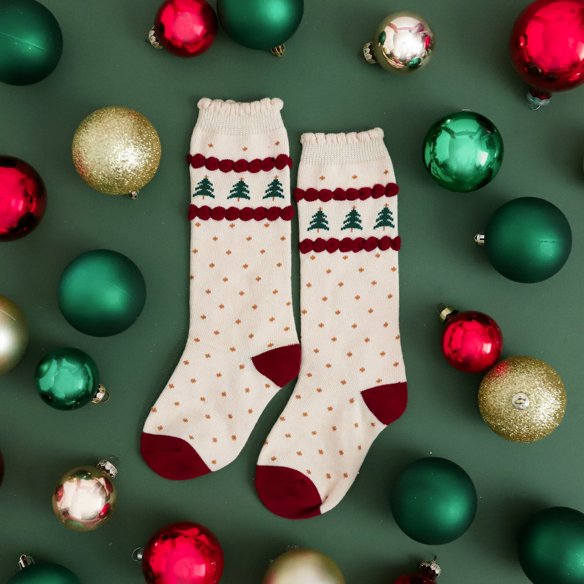 Calcetines festoneados hasta la rodilla de Little Stocking Co. Tree Farm